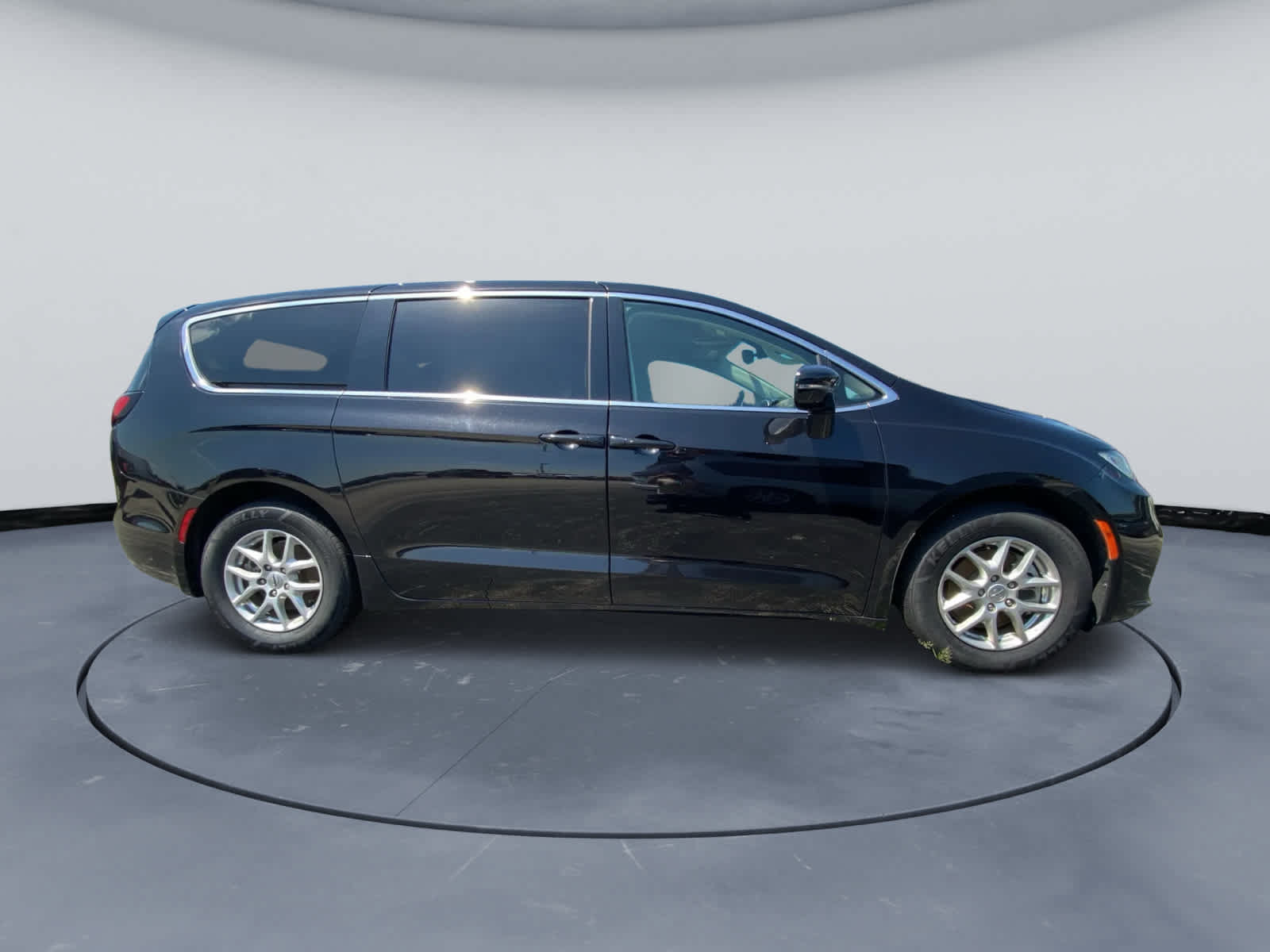 Used 2024 Chrysler Pacifica Touring-L FWD image 6