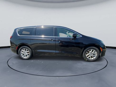 Used 2024 Chrysler Pacifica Touring-L FWD image 6