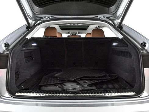 Used 2022 Audi Q8 Premium image 6