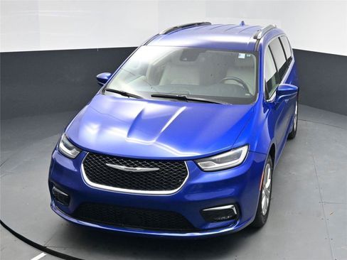 Used 2021 Chrysler Pacifica Touring-L image 9