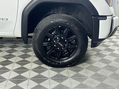 Used 2025 GMC Sierra 2500 AT4 image 11