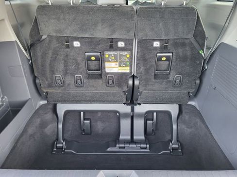 Used 2022 Toyota Sienna XLE image 13