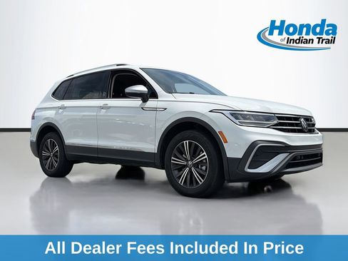 Used 2024 Volkswagen Tiguan SE FWD image 1
