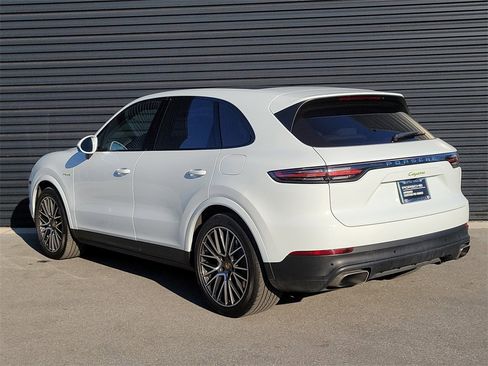 Certified 2022 Porsche Cayenne Platinum Edition image 4