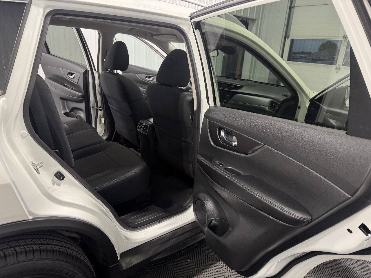 Used 2020 Nissan Rogue SV AWD/4WD image 22