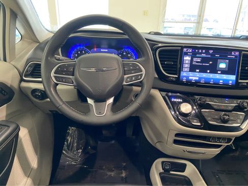 Used 2024 Chrysler Pacifica Touring-L image 21