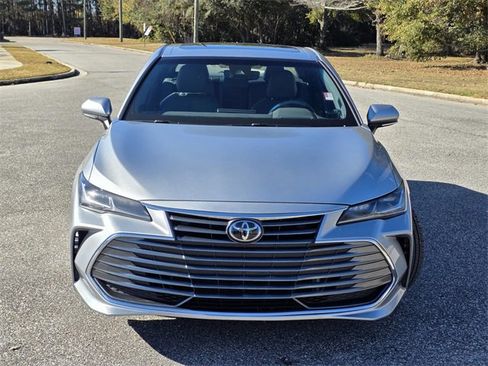 Used 2019 Toyota Avalon Limited image 2
