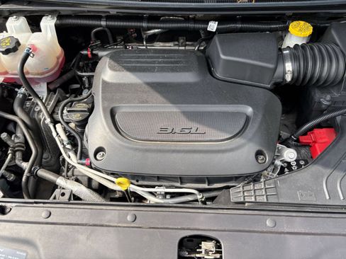 Used 2024 Chrysler Pacifica Touring-L FWD image 36