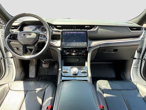 Used 2023 Jeep Grand Cherokee Overland AWD/4WD image 3