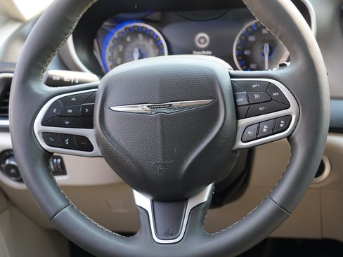 Used 2024 Chrysler Pacifica Touring-L FWD image 25