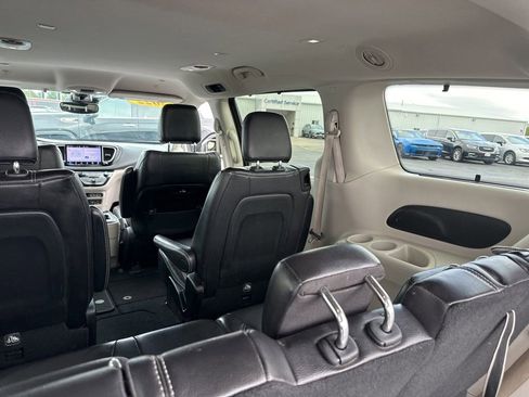 Used 2022 Chrysler Pacifica Touring-L FWD image 9