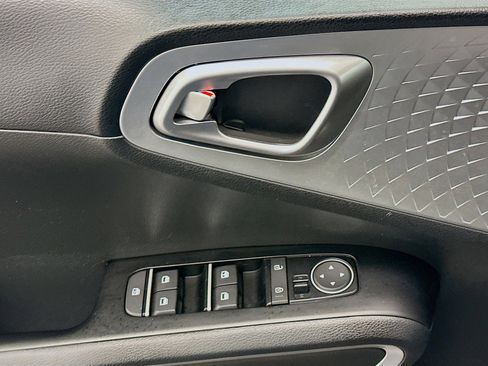 Used 2025 Kia Soul LX w/ LX Technology Package FWD image 15