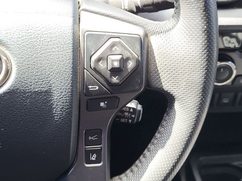 Used 2018 Toyota Tacoma TRD Off-Road w/ Technology Package AWD/4WD image 15