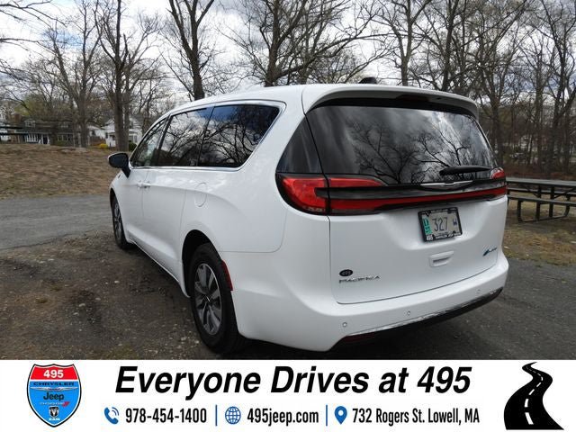 Used 2023 Chrysler Pacifica Touring-L FWD image 3