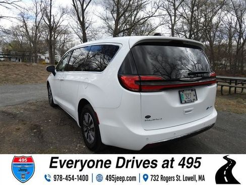 Used 2023 Chrysler Pacifica Touring-L FWD image 3