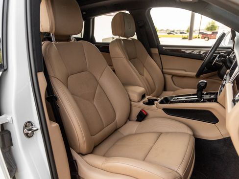 Certified 2024 Porsche Macan AWD/4WD image 46