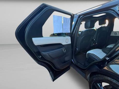 Used 2023 Land Rover Discovery Metropolitan Edition image 21