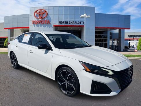 Used 2023 Nissan Altima 2.5 SR FWD image 2