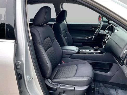 Certified 2025 Nissan Pathfinder SV FWD image 9