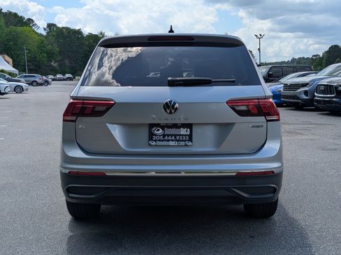 Used 2024 Volkswagen Tiguan SE w/ Panoramic Sunroof Package image 8
