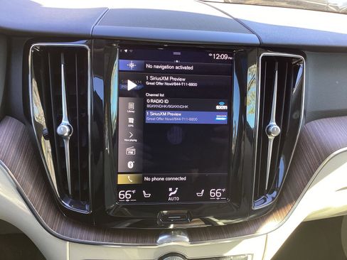 Certified 2021 Volvo XC60 T8 Inscription Expression w/ Climate Package image 23