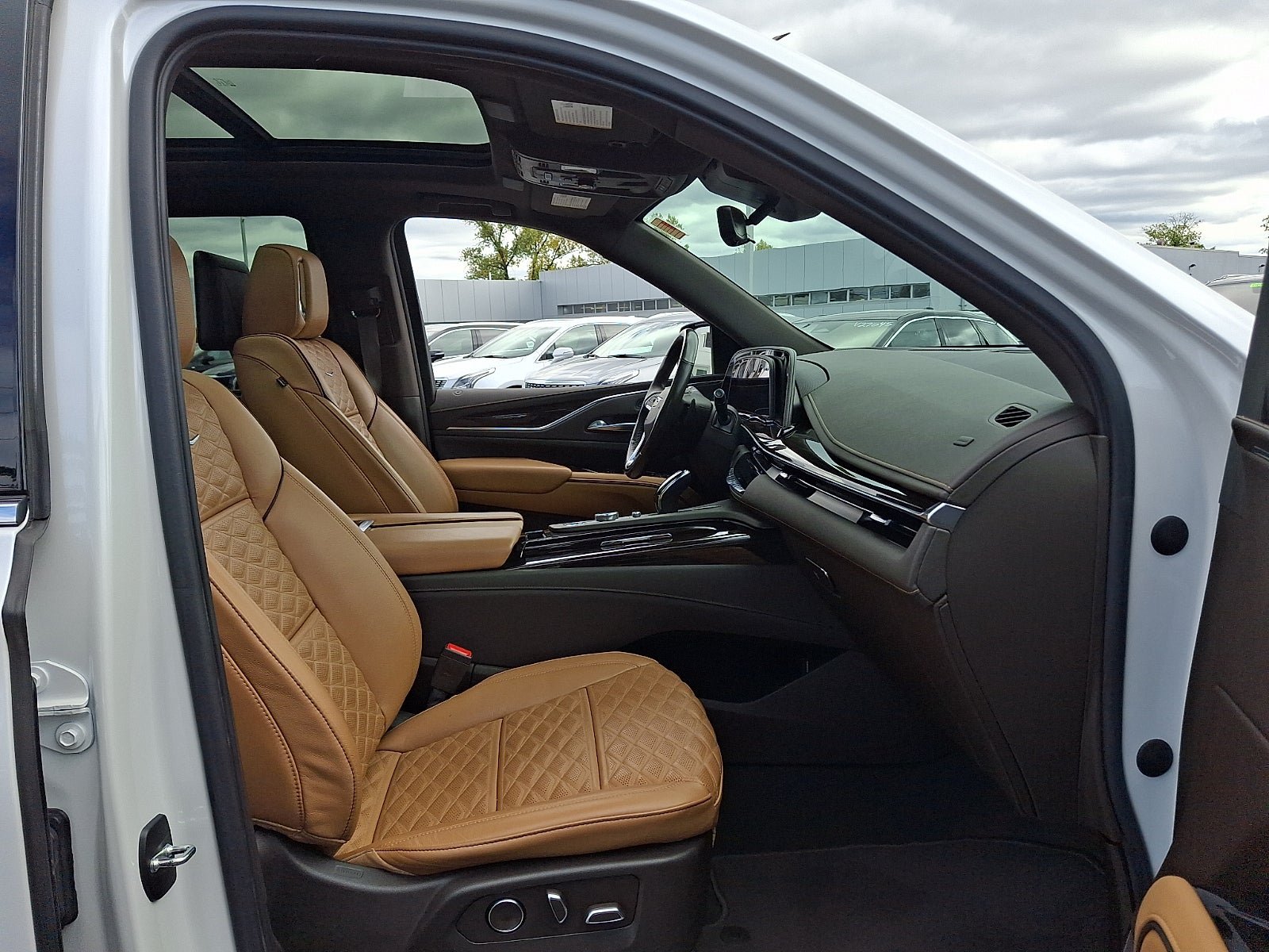 Used 2021 Cadillac Escalade Premium Luxury AWD/4WD image 21