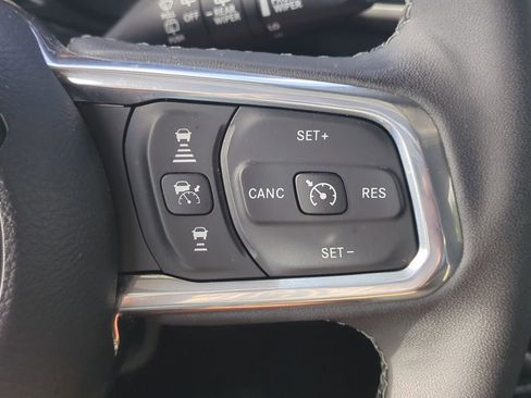 Used 2025 Jeep Wrangler Unlimited Sahara image 27