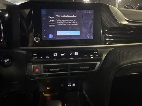 Used 2025 Toyota Camry SE image 12