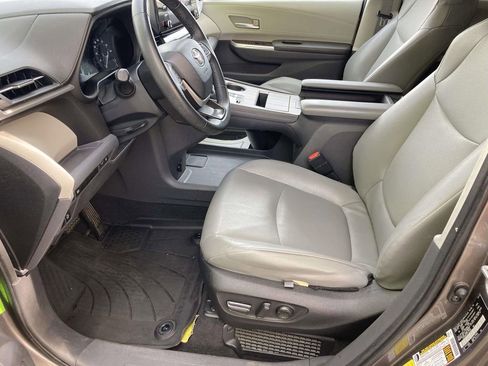 Used 2023 Toyota Sienna XLE FWD image 12