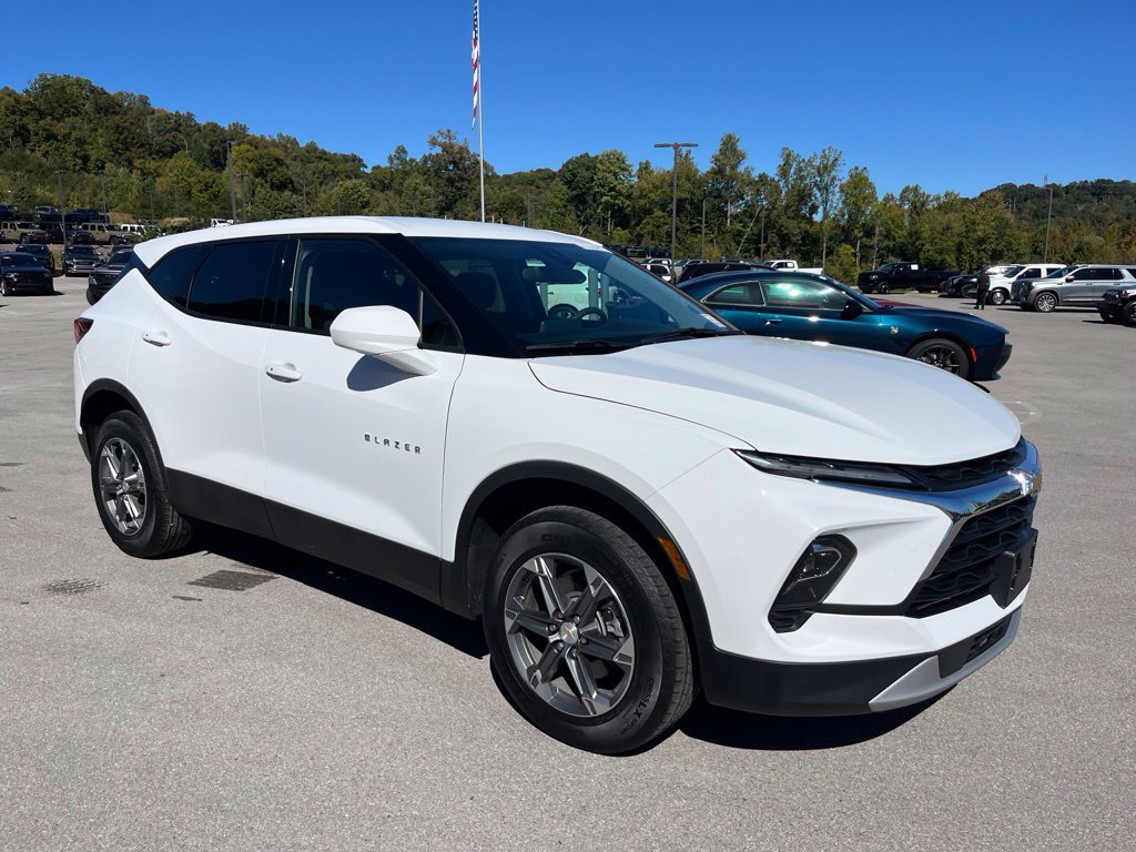 Used 2025 Chevrolet Blazer LT AWD/4WD image 2