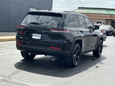 Used 2023 Jeep Grand Cherokee Limited w/ Luxury Tech Group II image 3