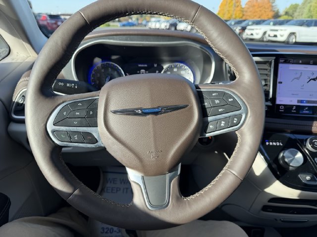 Used 2021 Chrysler Pacifica Touring-L w/ Uconnect Theater Family Group FWD image 20