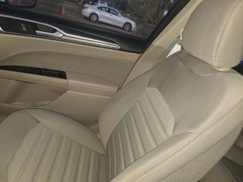 Used 2017 Ford Fusion SE w/ Fusion SE Technology Package image 4