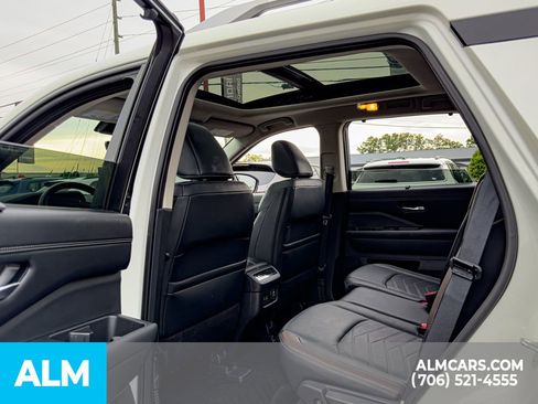 Used 2024 Nissan Pathfinder Platinum w/ Black Appearance Package FWD image 20