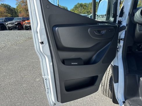 Used 2025 Mercedes-Benz Sprinter 2500 image 20