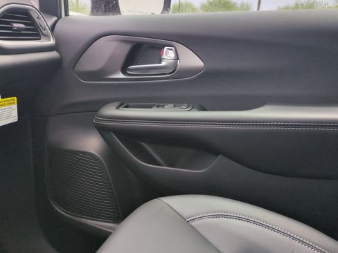 New 2026 Chrysler Pacifica Select FWD image 16