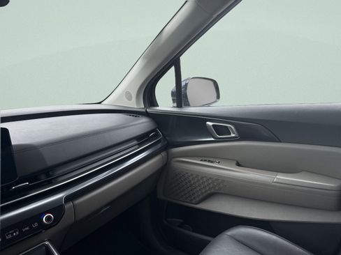 Used 2025 Kia Carnival FWD image 22