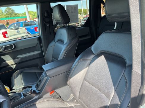 Used 2023 Ford Bronco Badlands image 15