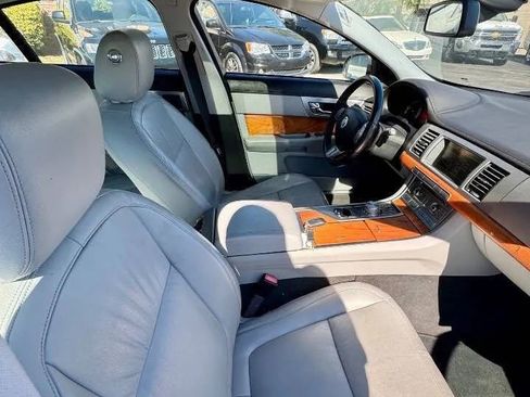 Used 2010 Jaguar XF Luxury image 7