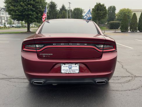 Used 2017 Dodge Charger SE RWD image 5