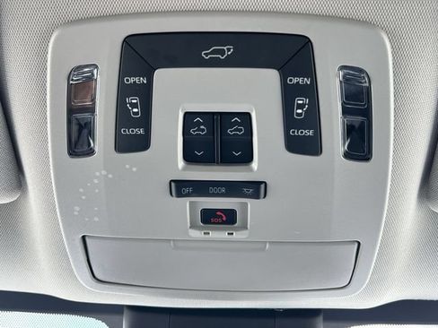 Used 2026 Toyota Sienna XLE FWD image 32
