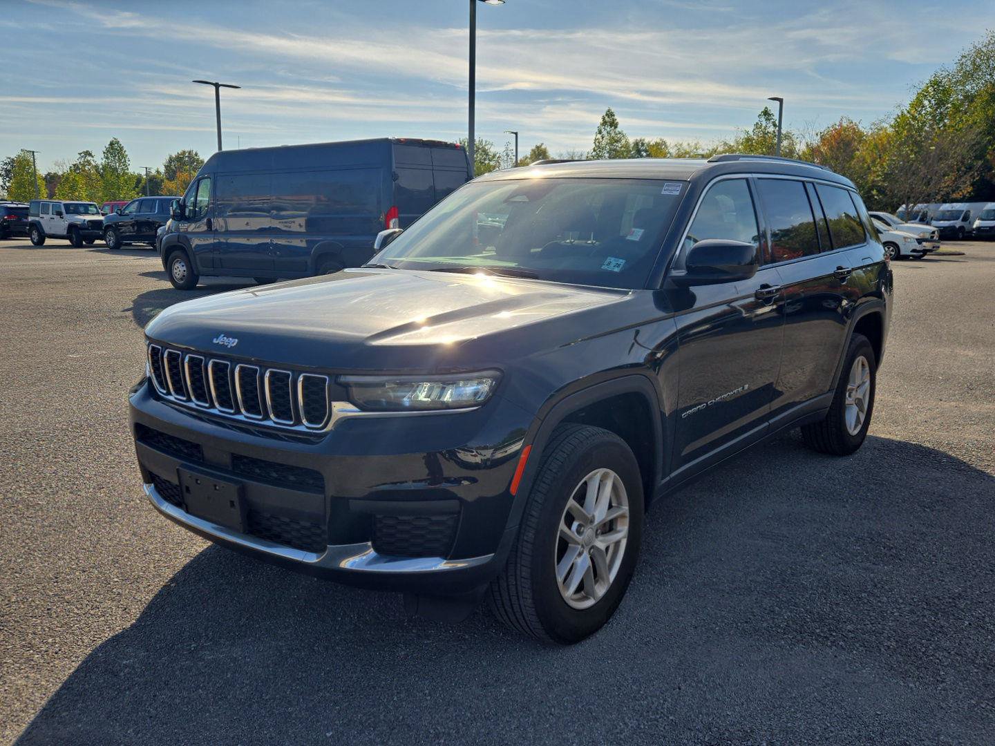 Used 2023 Jeep Grand Cherokee L Laredo w/ Luxury Tech Group I AWD/4WD image 3