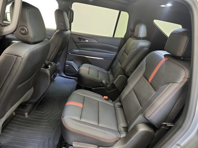 Used 2025 Chevrolet Traverse RS FWD image 23