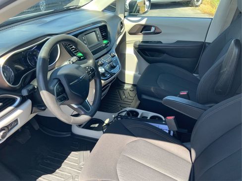 Used 2017 Chrysler Pacifica LX FWD image 9