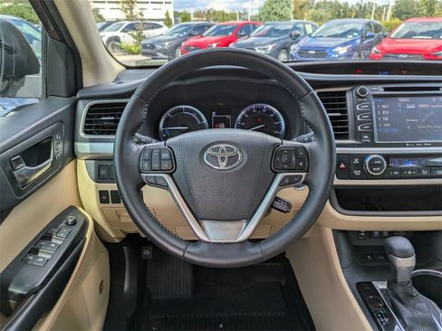 Used 2019 Toyota Highlander Limited image 16