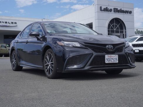 Used 2023 Toyota Camry SE image 2