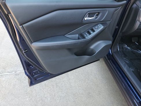 Used 2025 Nissan Rogue SV image 27