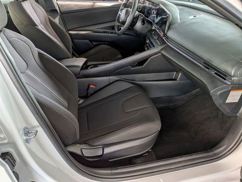 Used 2025 Hyundai Elantra SEL image 33
