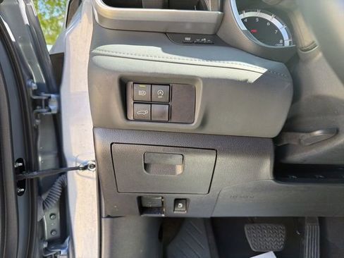 Used 2023 Toyota Highlander XLE FWD image 29