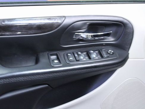 Used 2018 Dodge Grand Caravan SE w/ UConnect Hands-Free Group image 11